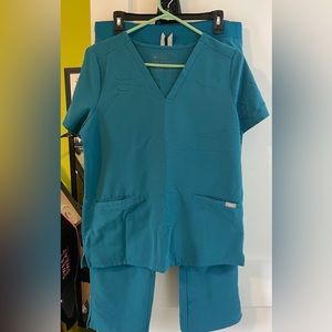 Medium petite Caribbean blue figs scrub set